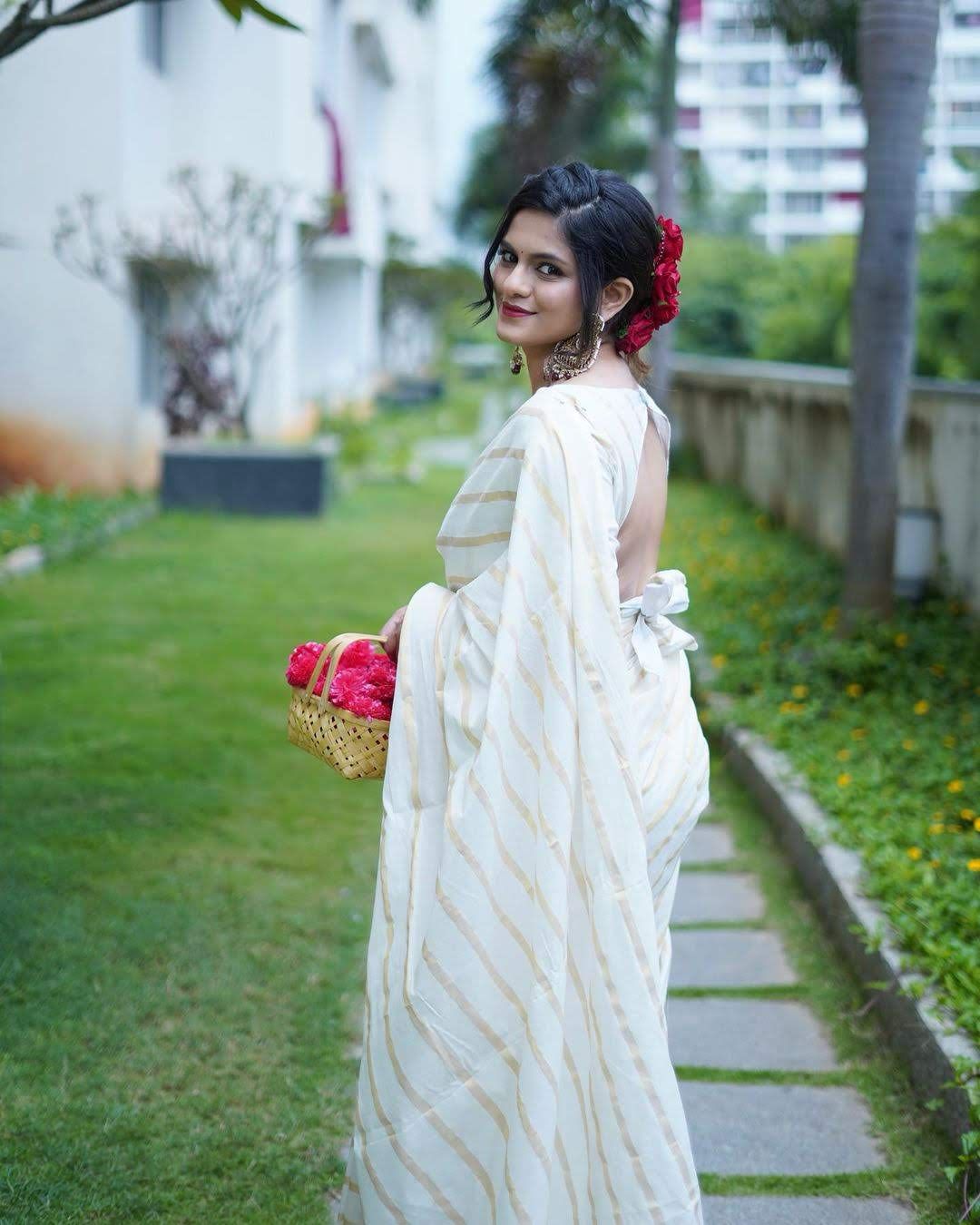 Cotton golden lines saree with tussels