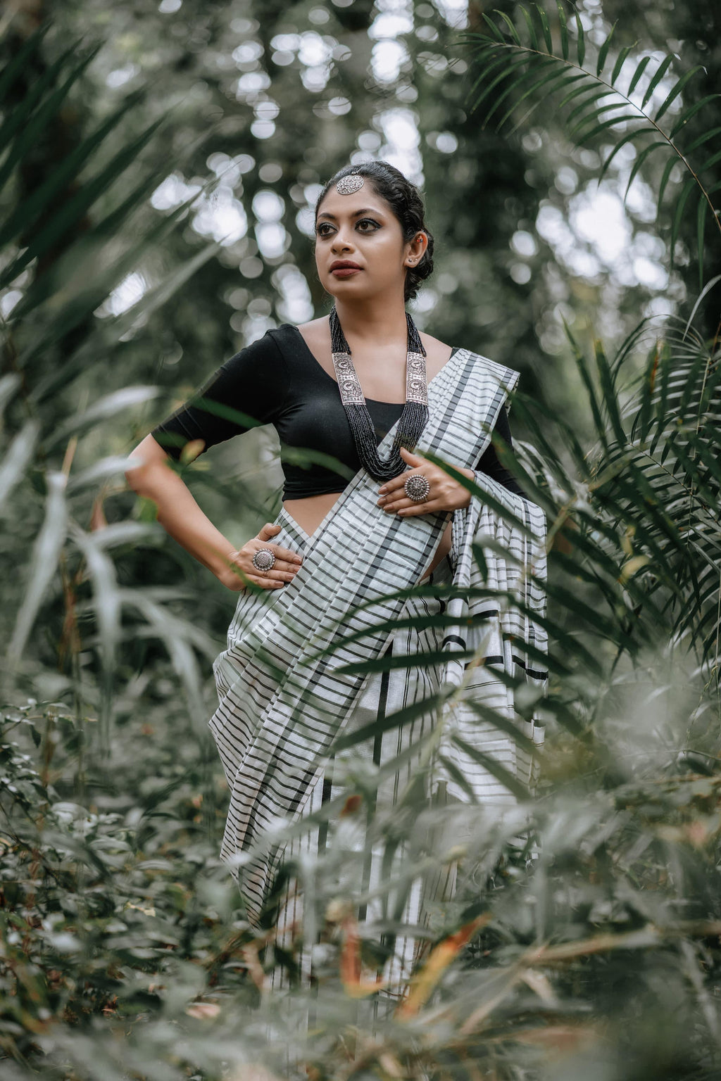 silver and black lines set mundu 2.80