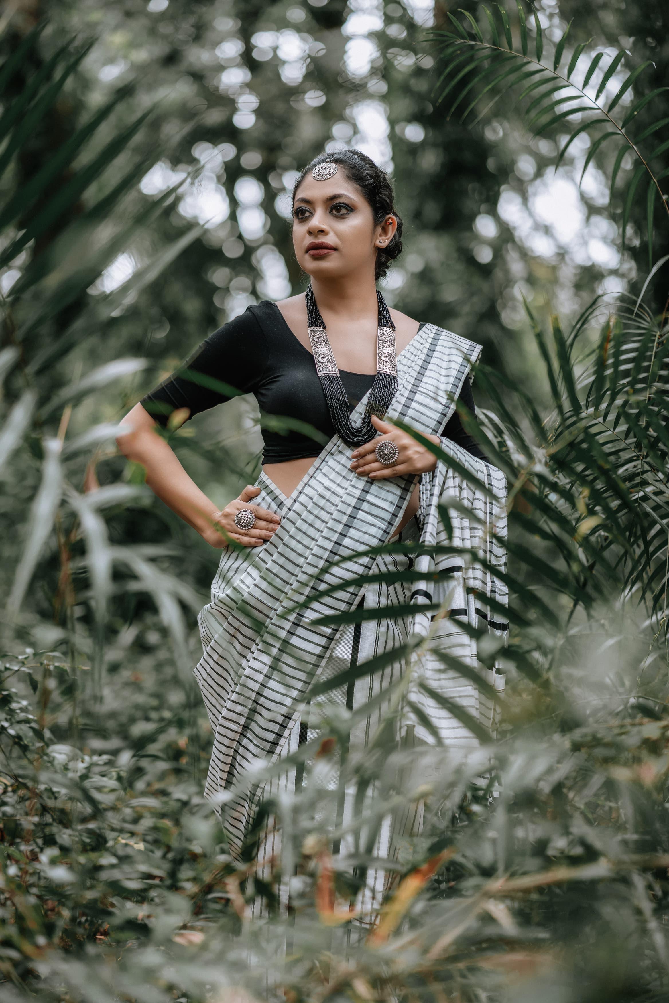 silver and black lines set mundu 2.80