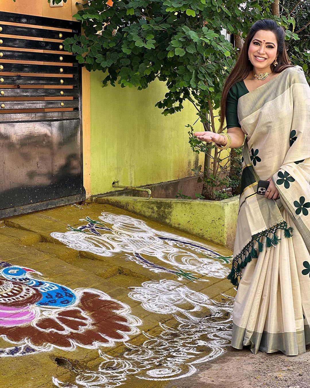 Green flower embro golden tissue saree with tussles