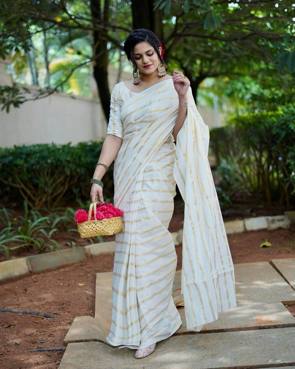 Cotton golden lines saree with tussels