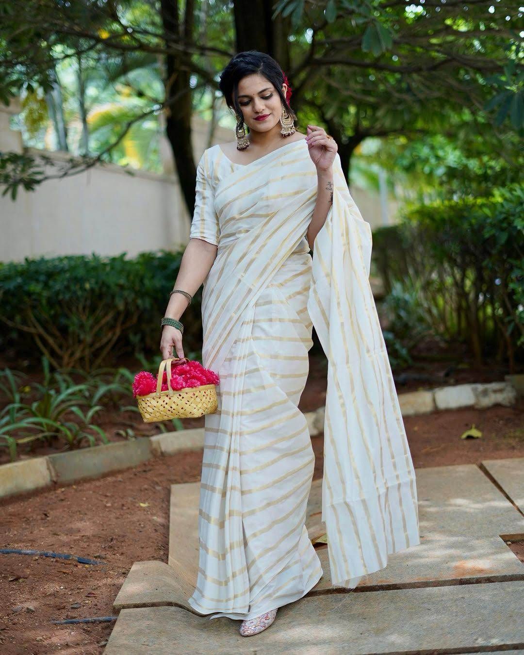 Cotton golden lines saree with tussels
