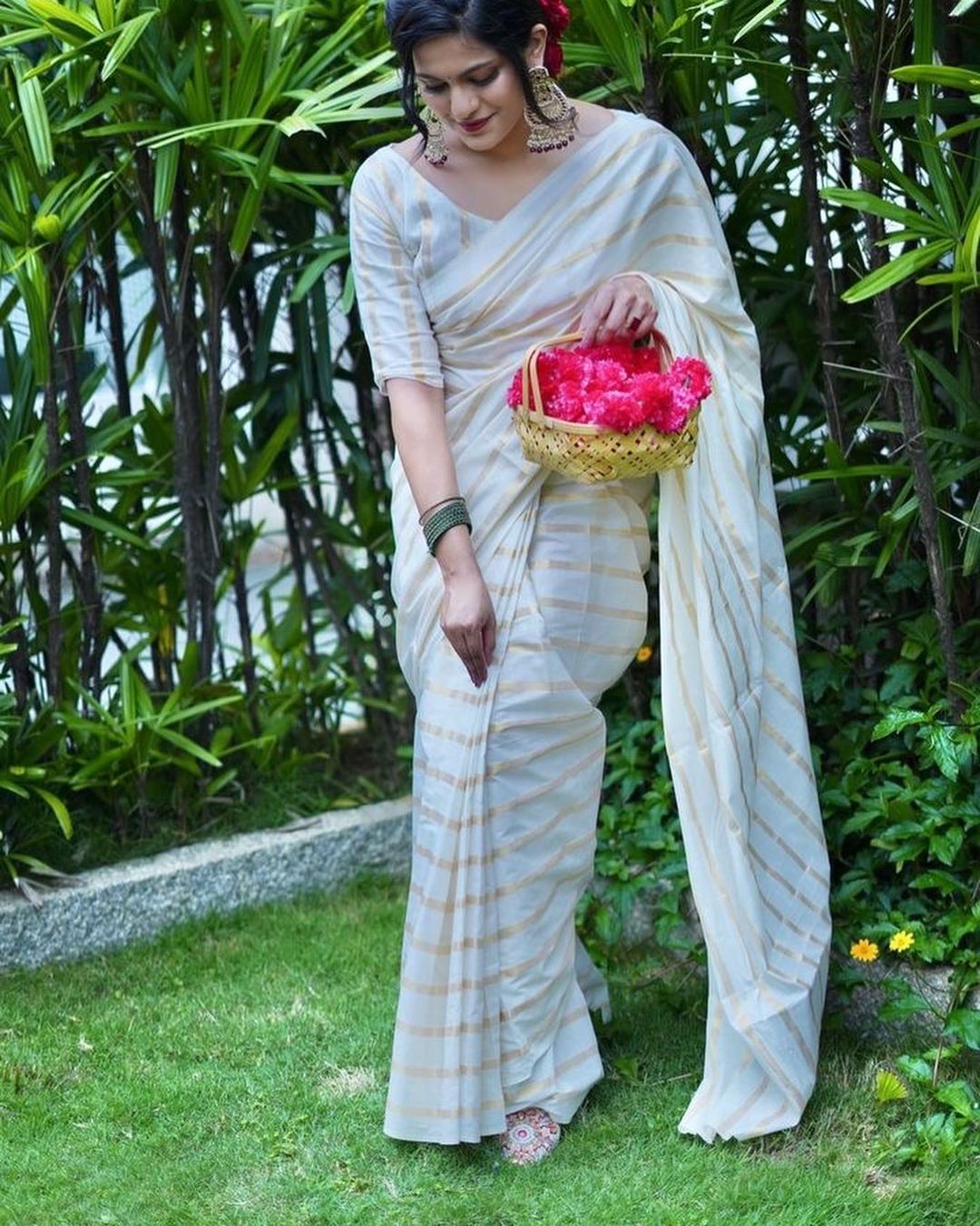 Cotton golden lines saree with tussels