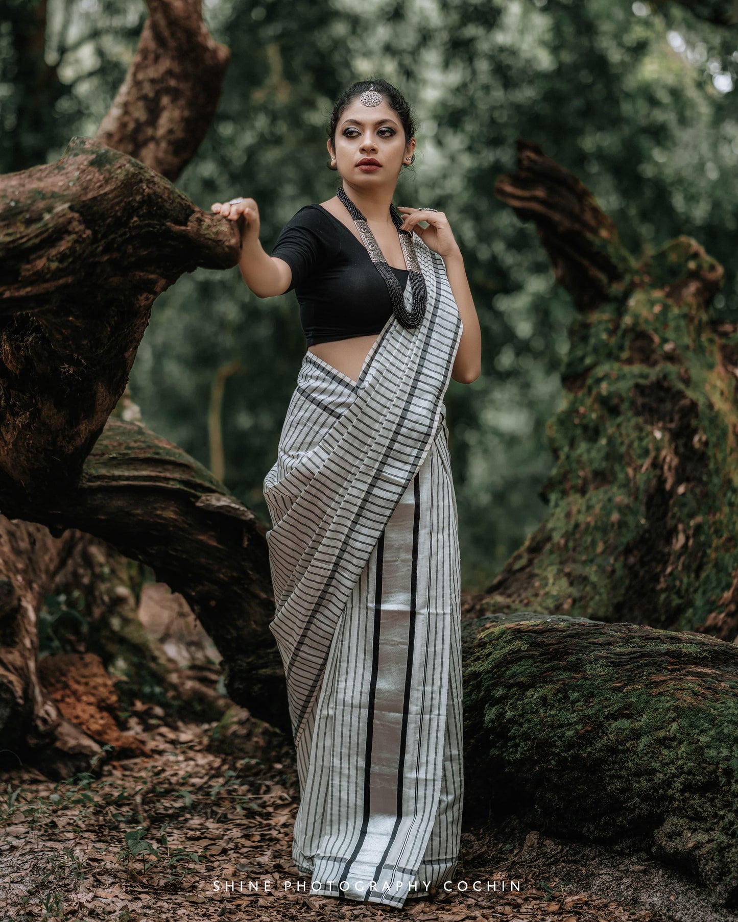 silver and black lines set mundu 2.80